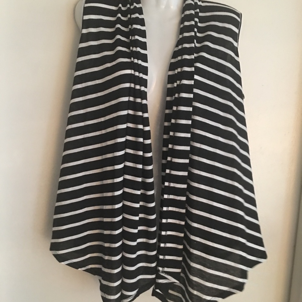 CASUAL LIVING VEST SIZE LARGE  PREOWNED BLACK AND WHITE STRIPS..
